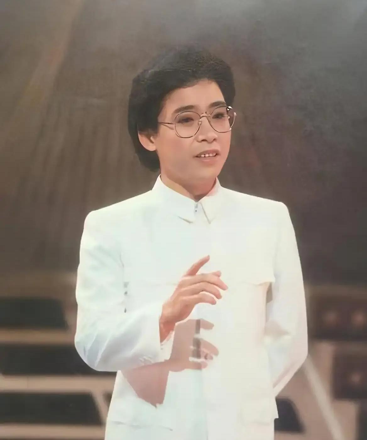 1982年，张明敏唱完《我的中国心》后，被香港乐坛除名，正当他心灰意冷准备回电子