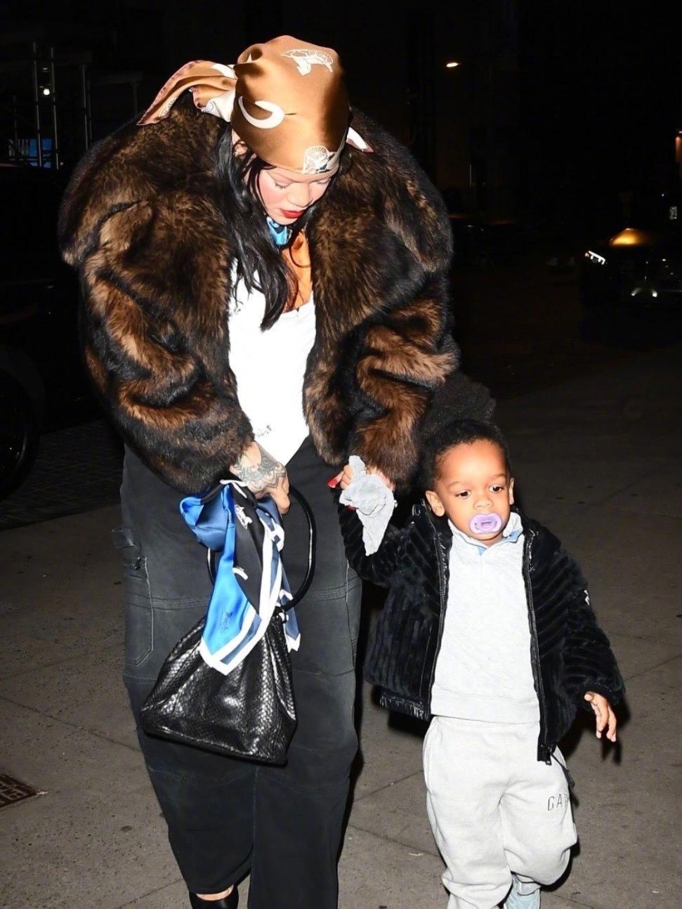 著名女企业家蕾哈娜和男友带着俩儿子外出游玩被拍。老大RZA的安抚奶嘴还没戒掉，