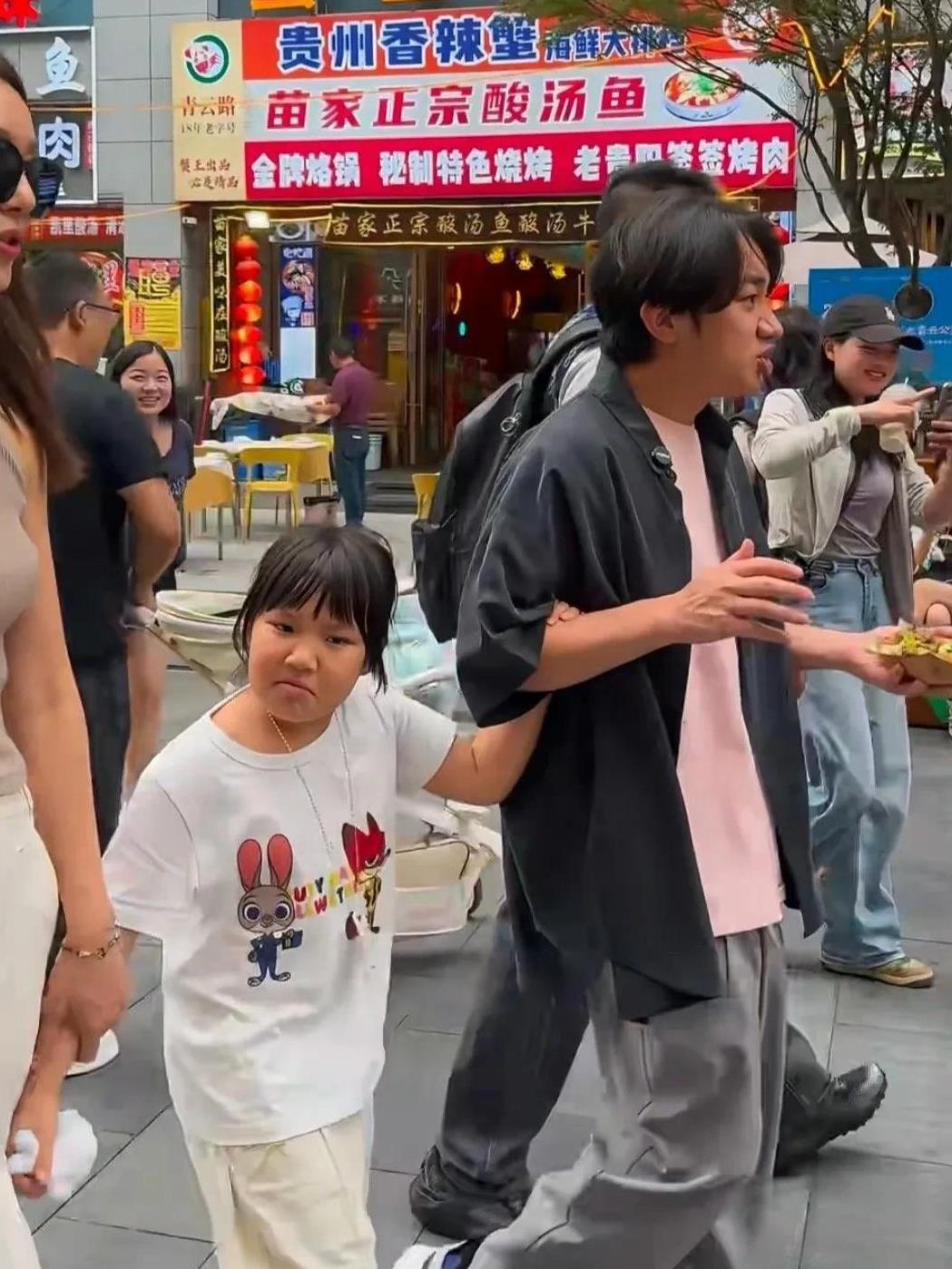王祖蓝和老婆女儿现身贵阳市，李亚男身材真好，女儿的长相好一般像爸爸