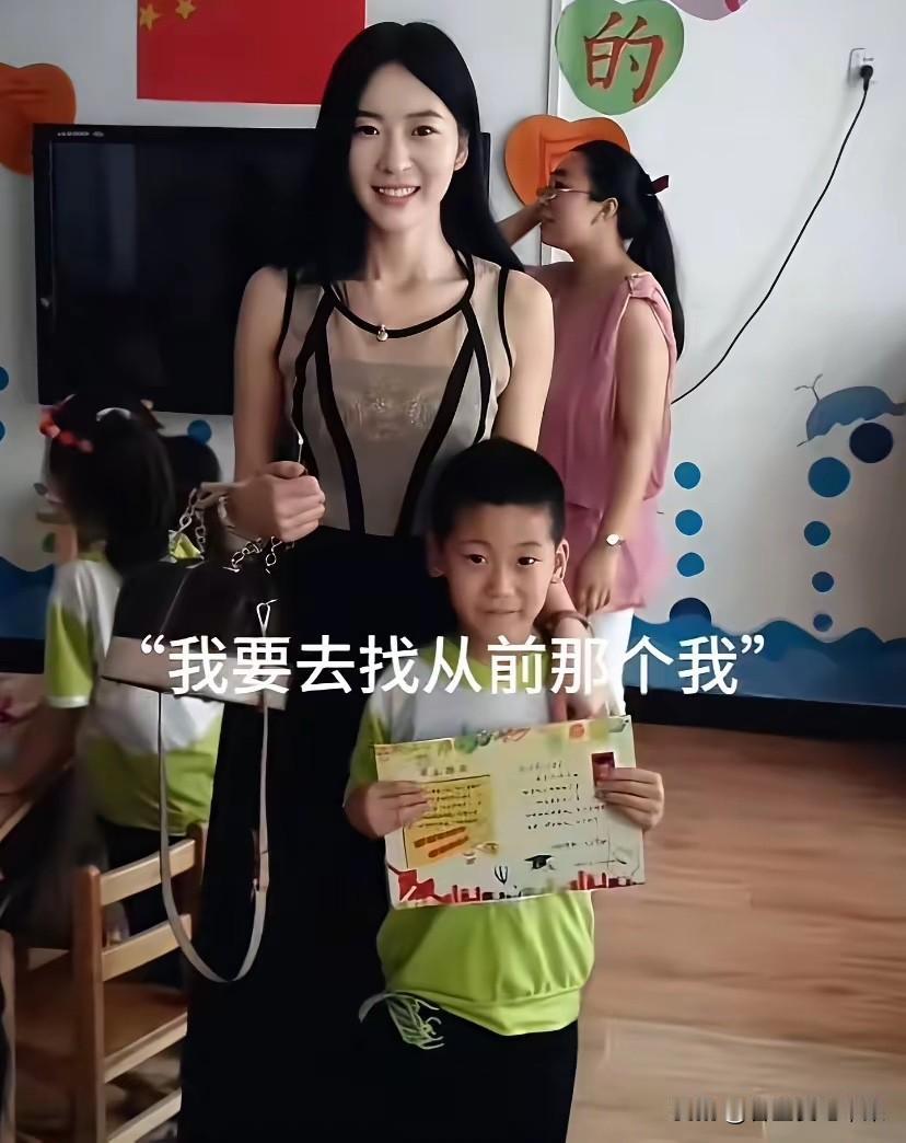 儿子都那么大了，妈妈的气质居然还那么好，真人太牛了！