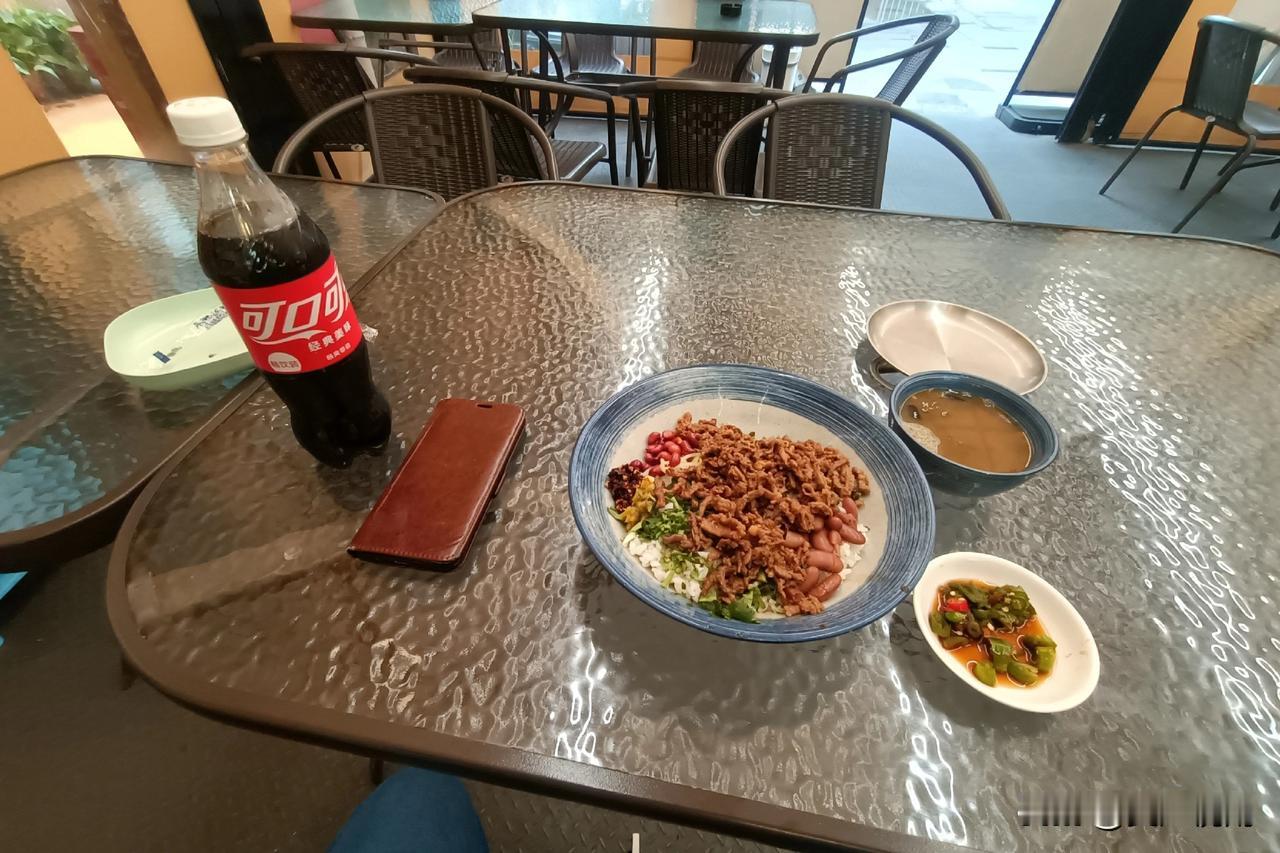 在昆明，有一种饭叫酸菜红豆牛肉饭，这是一种以酸菜红豆作为基本配料，再加上牛肉丝作