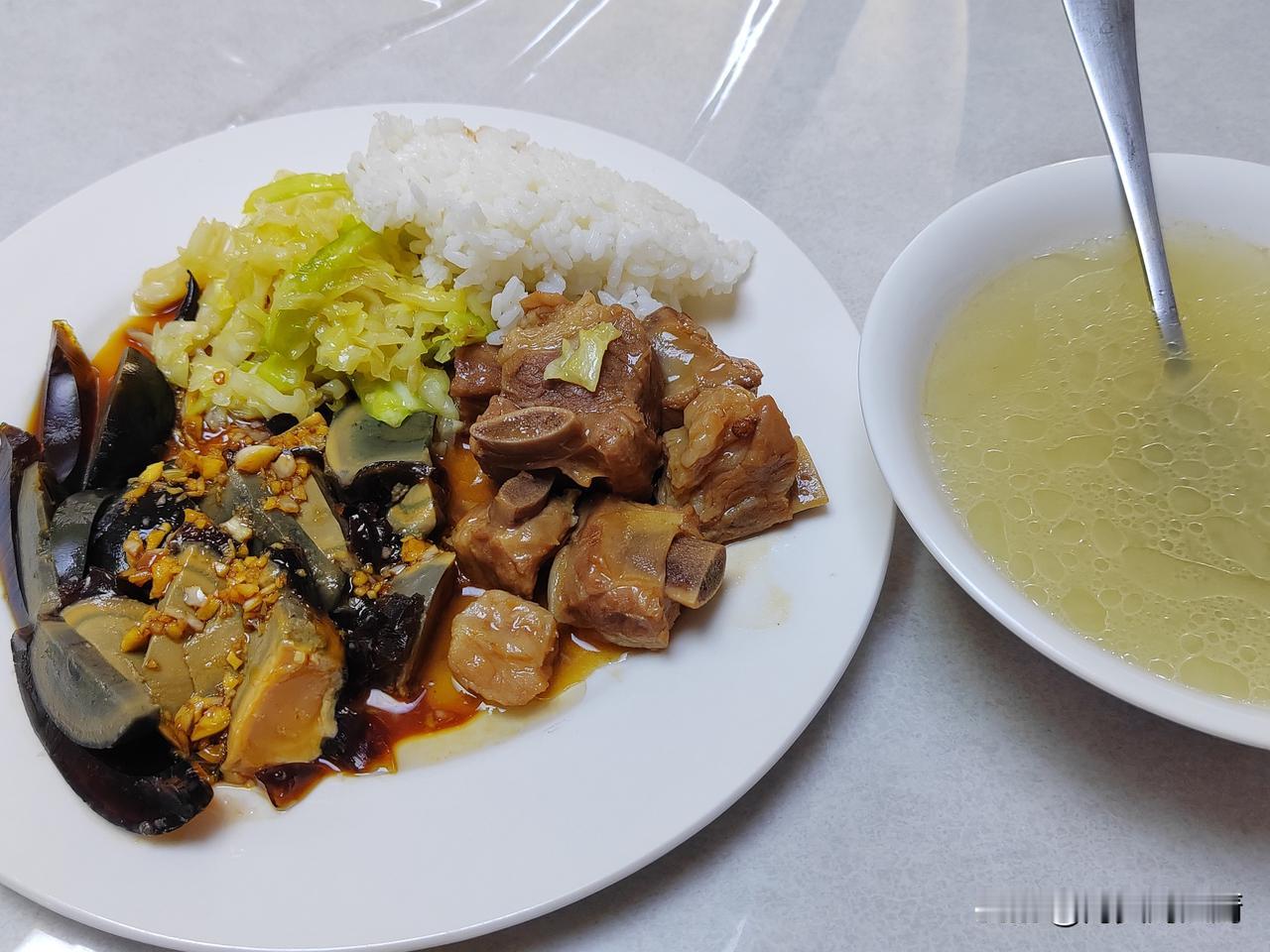 下午2：30分就到厨房了，先把要吃的排骨焯水炖上，然后就开始了刷地，这两天实在是