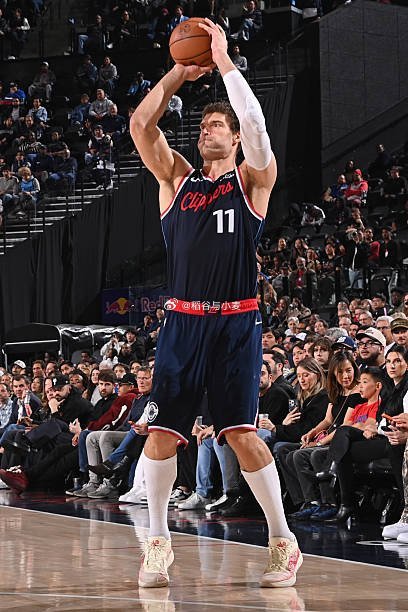 再补充一下，洛佩斯到目前为止的投篮命中率36.3%，三分命中率33.8%，洛佩斯