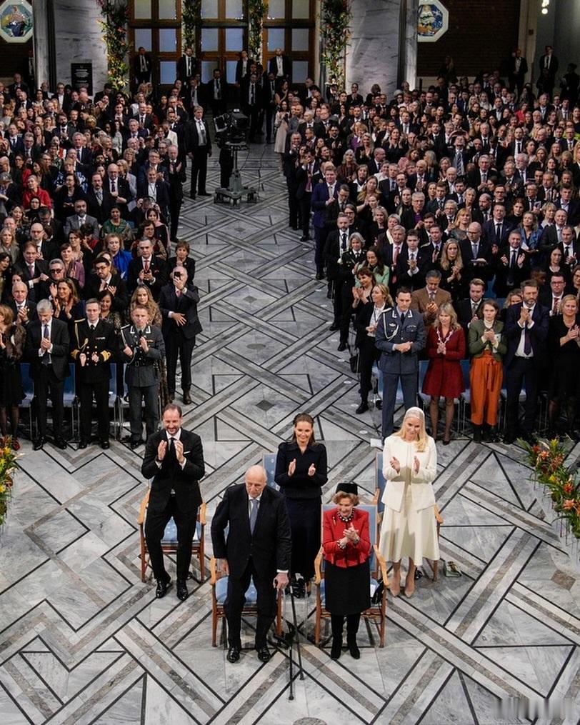 挪威王室🇳🇴12月10日，挪威国王哈拉尔、索妮娅王后、哈肯王储、梅特-玛丽
