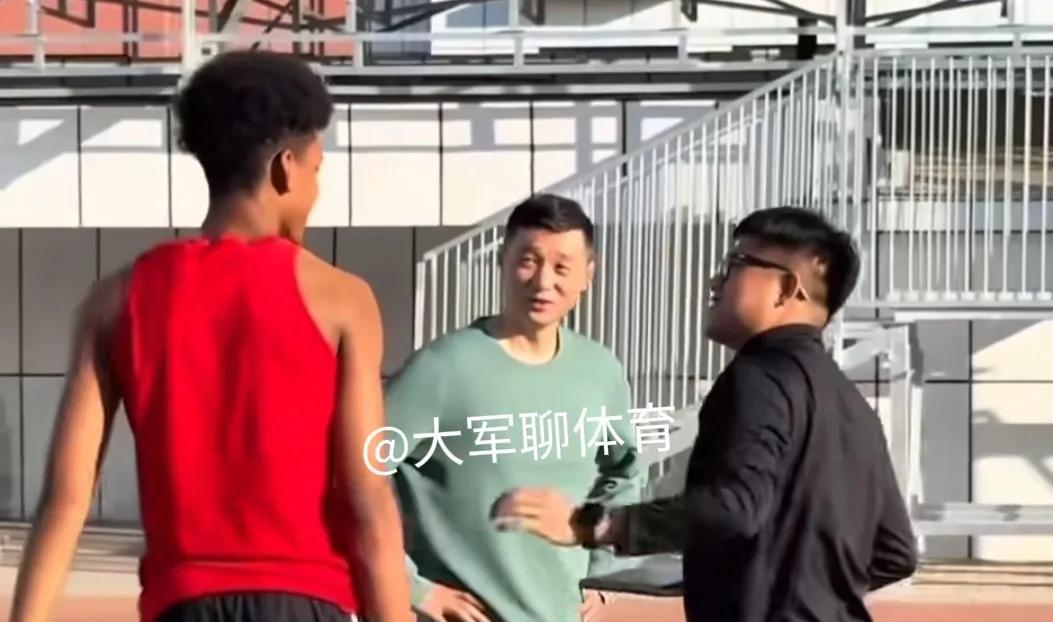 齐麟回归，冯傲在结束U19男篮国家队比赛后，已火速回队与老大哥们参加合练，从主教