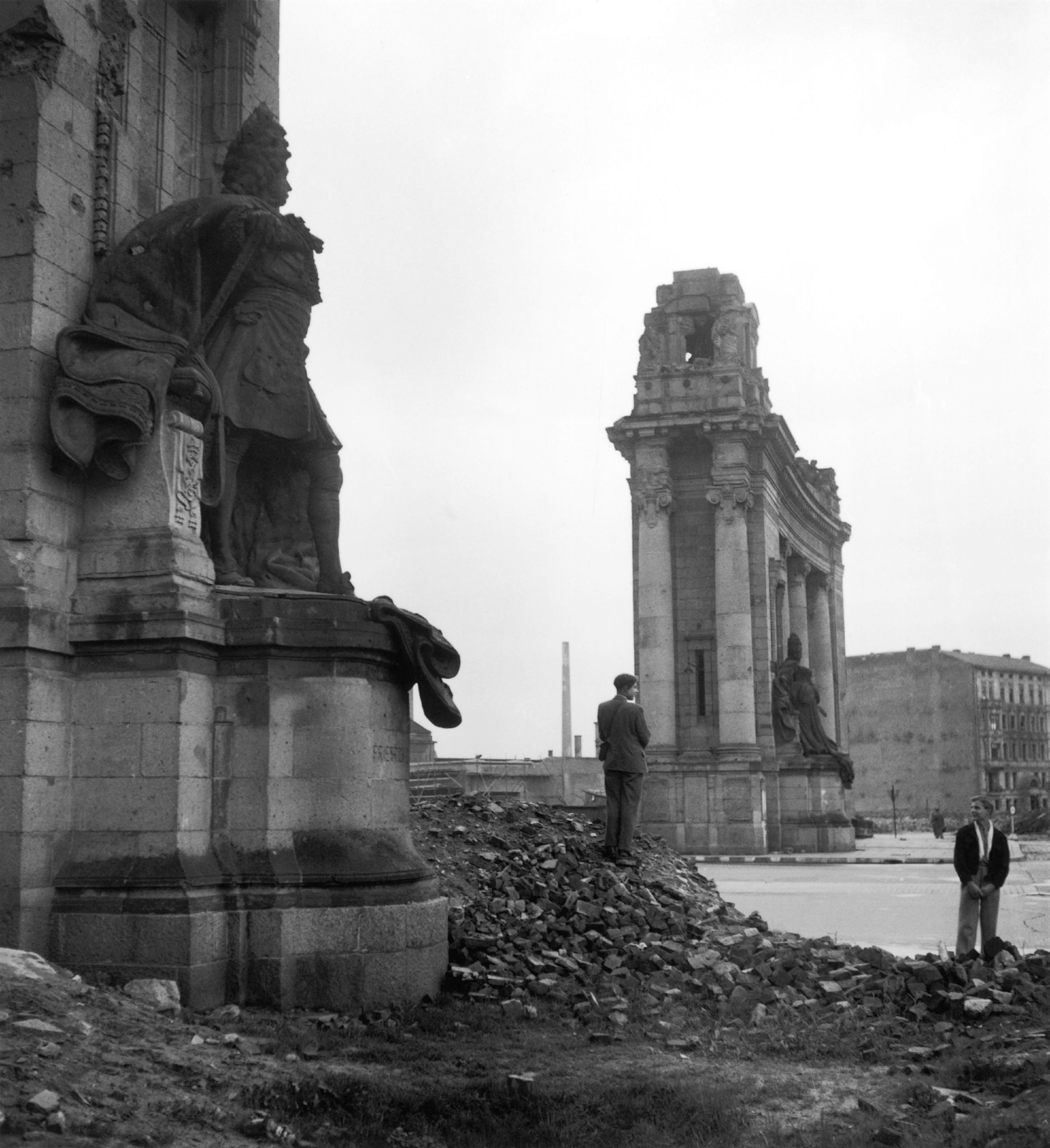 1951年的德国柏林，依然到处是残砖破瓦。