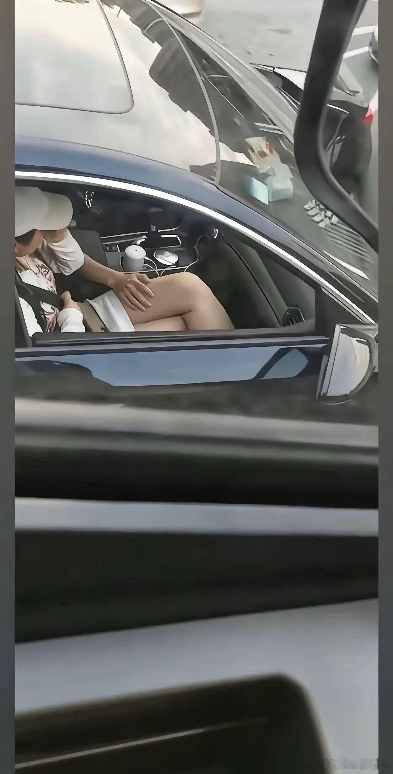 有钱人终成眷属，没钱人亲眼目睹。