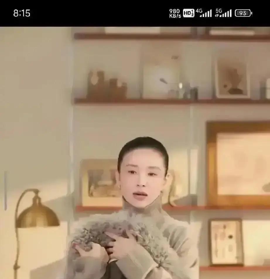 零下十度，冷柜门打开。她没说话，直接站进去。玻璃上立刻起雾。背景音只有压缩