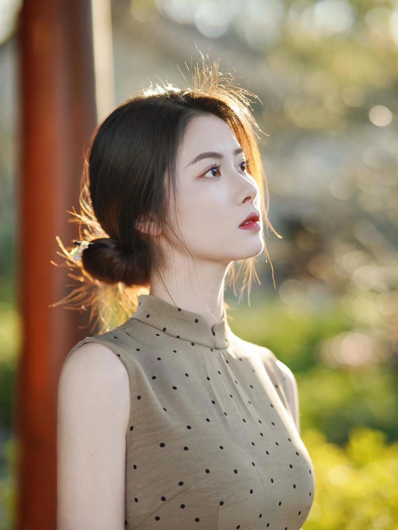 不管前方的路有多苦，只要走的方向正确，不管多么崎岖不平，都比站在原地更接近幸福。