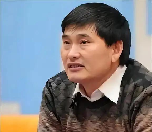 大衣哥说：“我出名的前两年，媳妇去新疆摘棉花，回来把挣的钱全塞给我，给我暖手暖脚