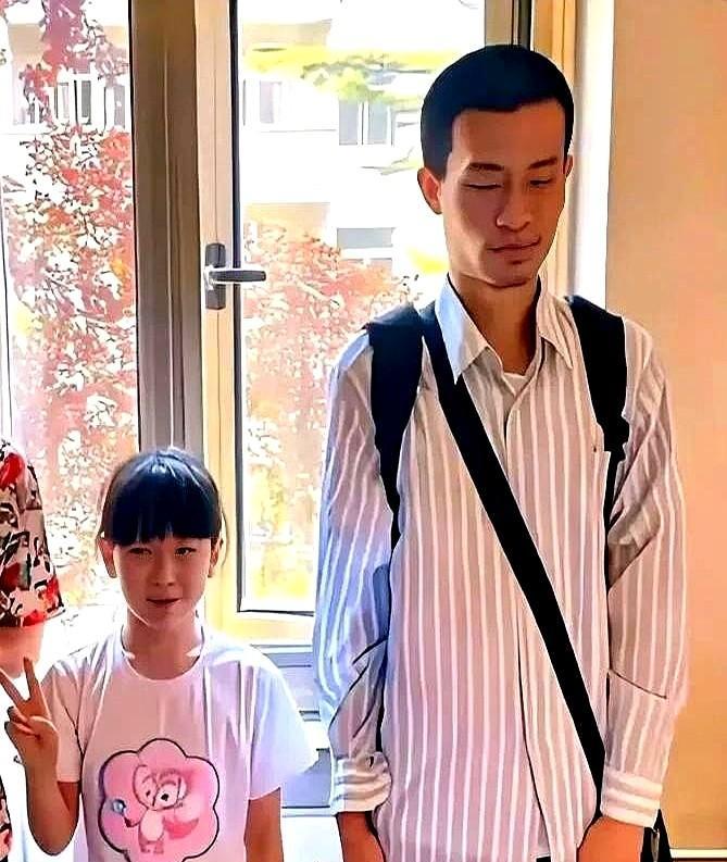 我向在数学系任教的朋友询问：“韦东奕在数学领域是真厉害，还是网友在过度神化他？”