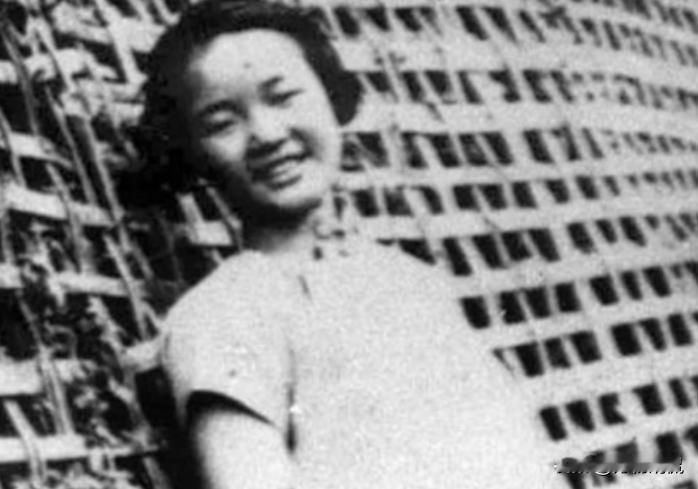 1941年，息烽监狱长把一女囚叫到办公室里，嬉皮笑脸着一边解衣服扣子，一边向女囚