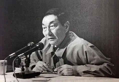 1996年岁末的北京，话剧《商鞅》上演。时任副总理的朱镕基在现场观看，剧终之时