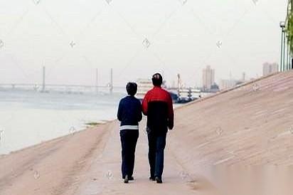 绝了。真的，今天听我姐们儿说完，我半天没回过神。一个男人，吹自己退休金600