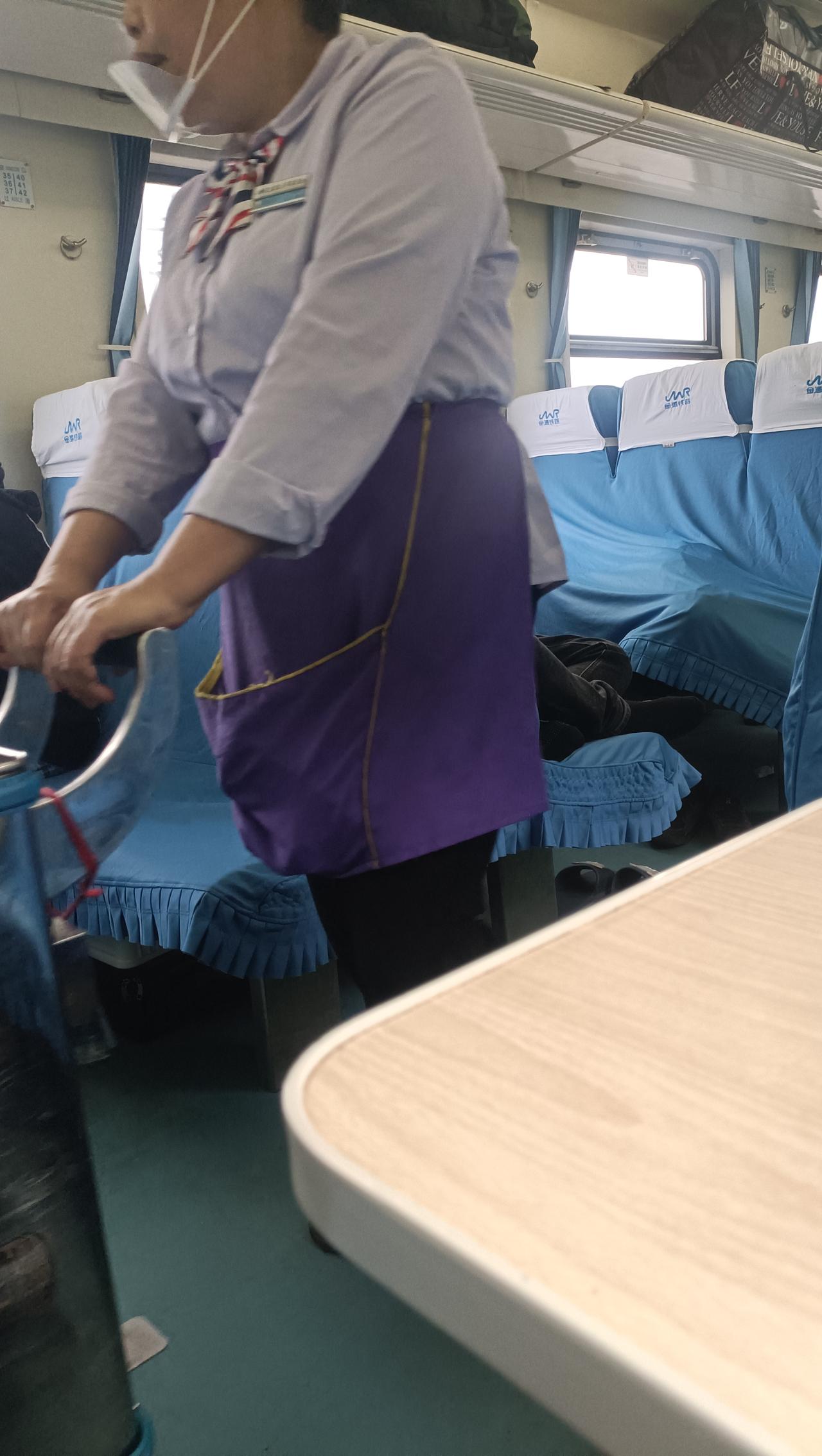 今天坐火车去成都，车上卖早餐15元，就买了一份，稀饭馒头鸡蛋15元。刚刚吃完，卖