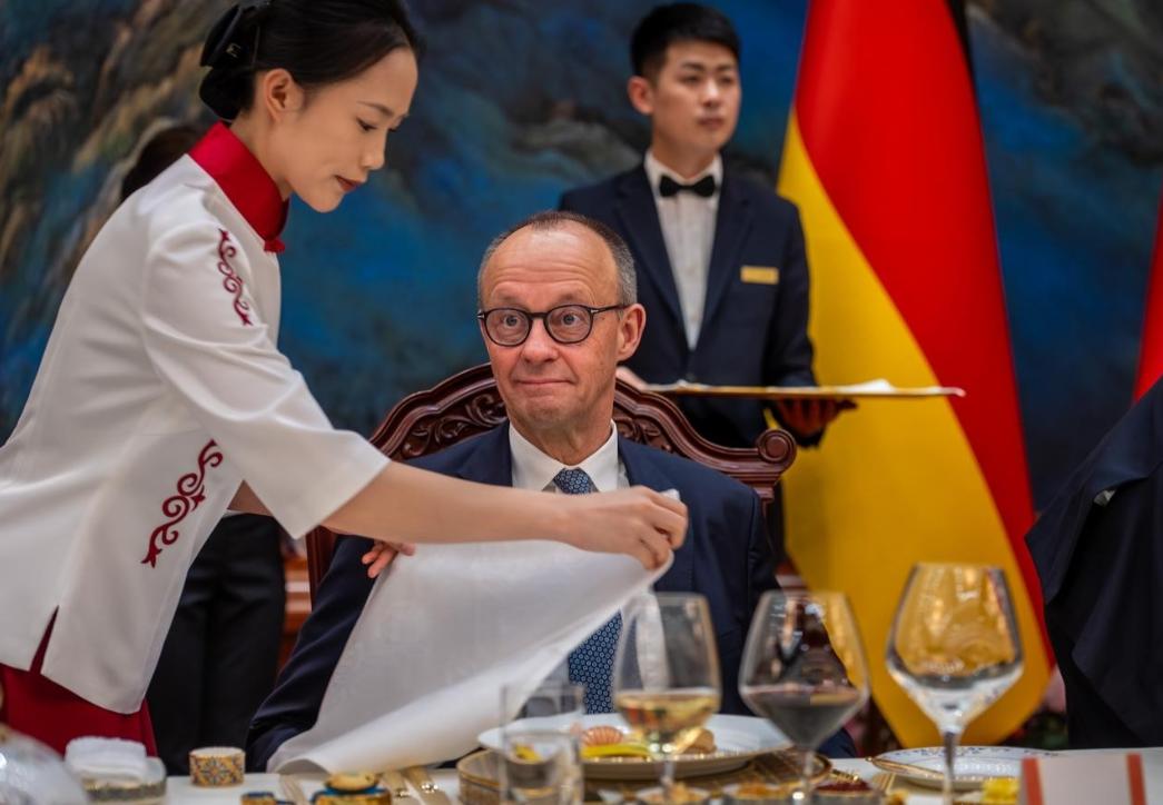 2月25日晚德国总理出席北京国宴，为总理先生服务的女士穿着传统服饰彰显东方美，让