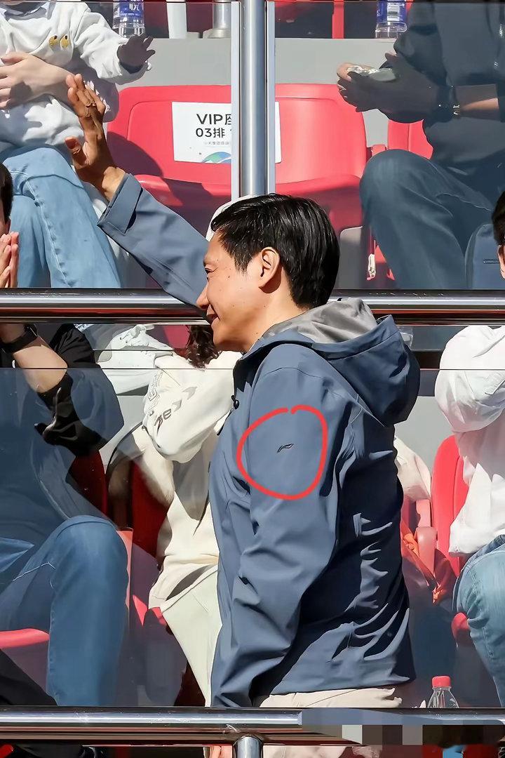 最近雷军看球穿搭火了！一件蓝色李宁连帽外套，被他穿出了清爽又松弛的感觉。最让人感