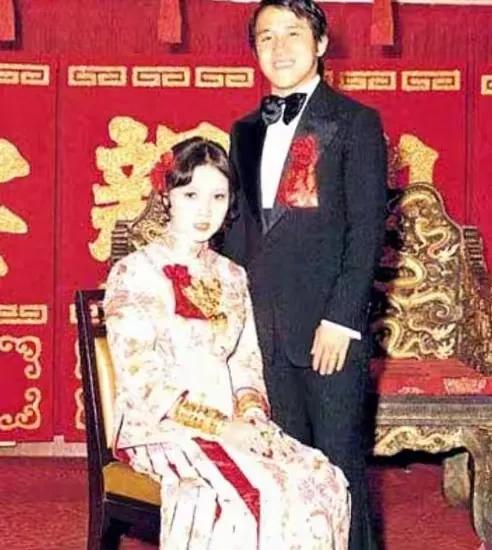 曾志伟经历了三段婚姻，共有四个孩子。他的第一任妻子是王美华，两人青梅竹马，1