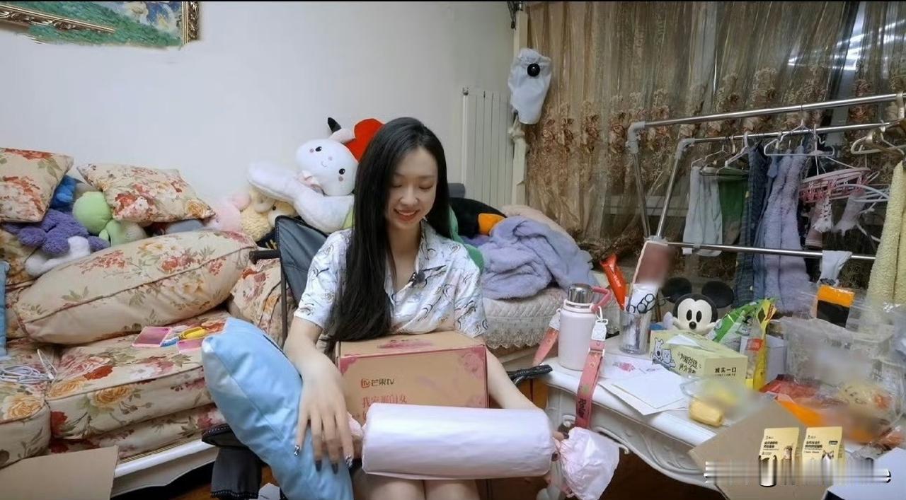 8月3日，管乐的家，脏乱差到都长蘑菇了！很难想象这是一名女艺人的家，杂乱不堪的