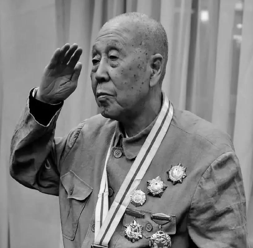 1943年，八路军营长受了重伤，治了1年，动了7次手术都没好，上级决定送他去延安