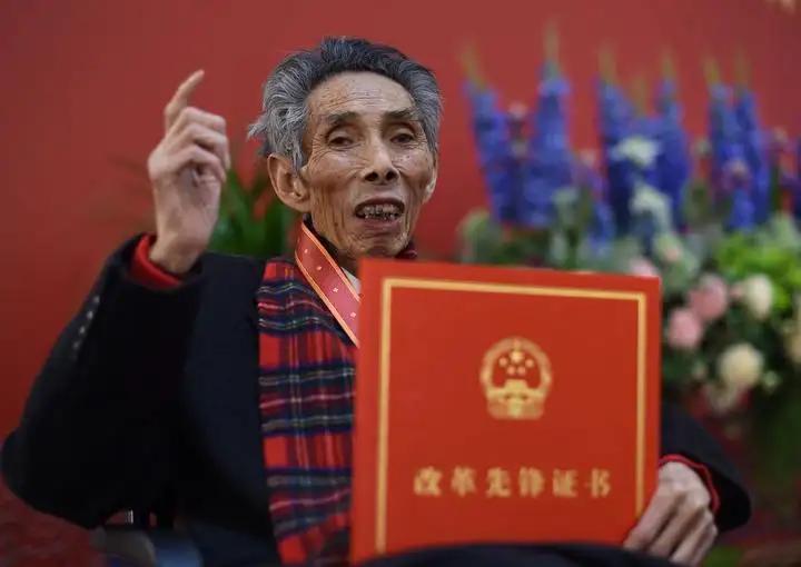 1982年，一名农妇冲到义乌县委书记面前大骂：“你是要绝我们的生路！”35年后，