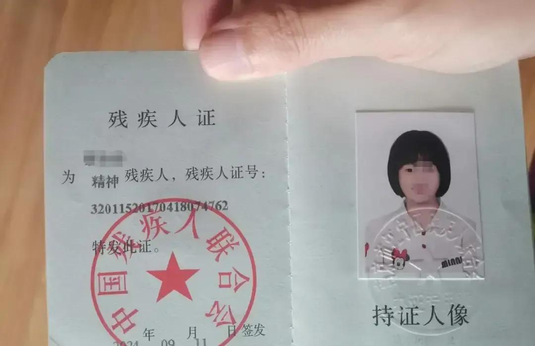 家长去残联大厅排队，前面一位妈妈问工作人员，给孩子办证会不会写进档案，以后上学有