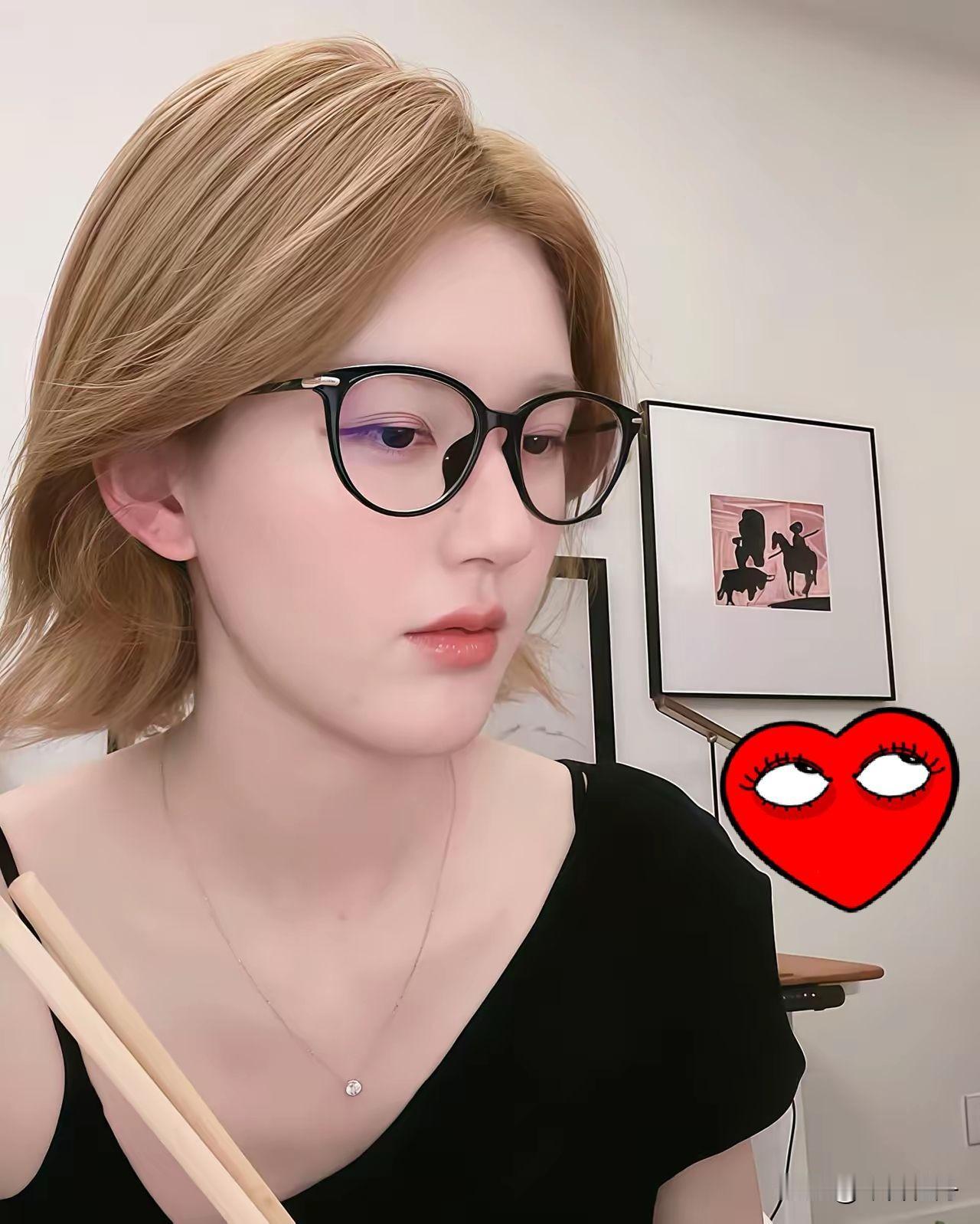 赵露思直播，弹幕里飘过一条要求，很怪：“想看你的后槽牙。”她没多想，以为是什么新