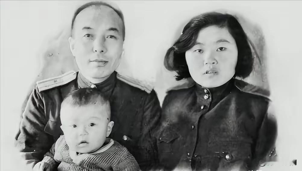 1941年，李兆麟把半岁的儿子扔在深山，妻子嚎啕大哭，他却怒吼道：“你如果敢把孩