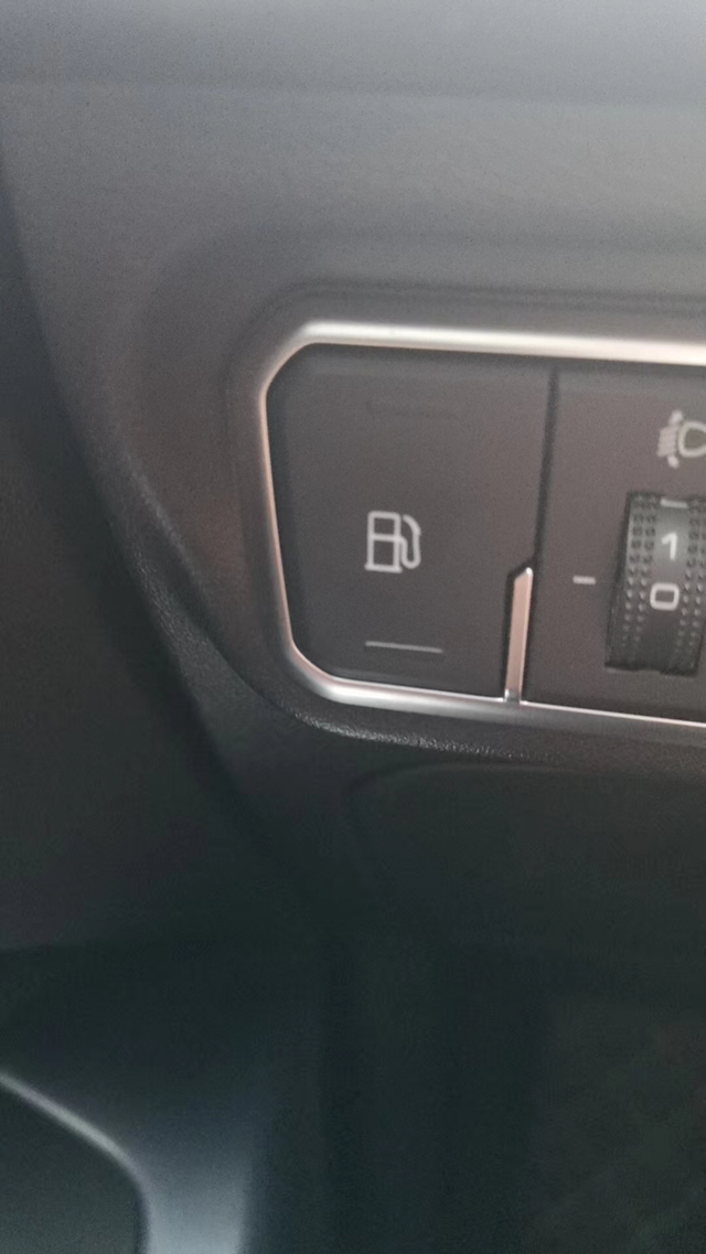 高压油箱的工作原理配备高压油箱的车，都有一个开始加油按钮，全车下电后，按加油按