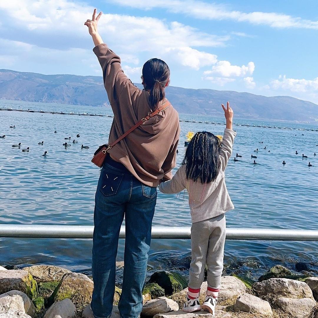 现在自闭症的孩子怎么那么多呀？我女儿幼儿园、小学都有自闭症同学，小学这个还就坐