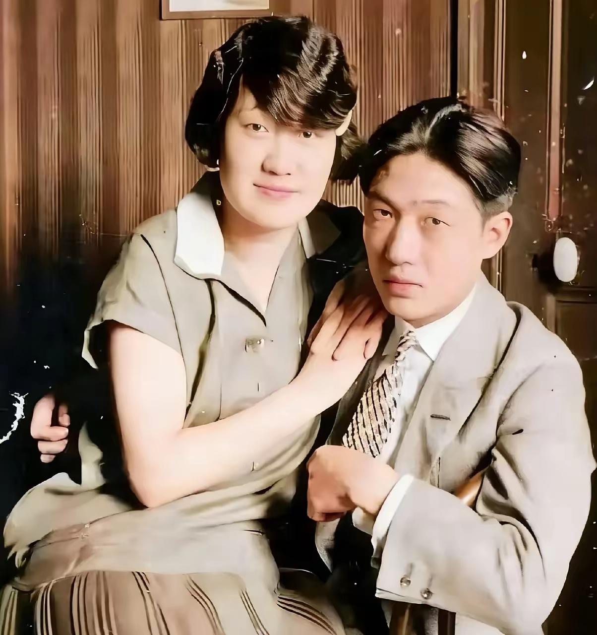 王铎：徐悲鸿和夫人。这照片真清楚。