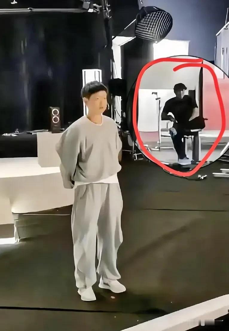 这张照片引发了全网热议！孙颖莎拍广告时一个画面让球迷不淡定了只因为角落里一个