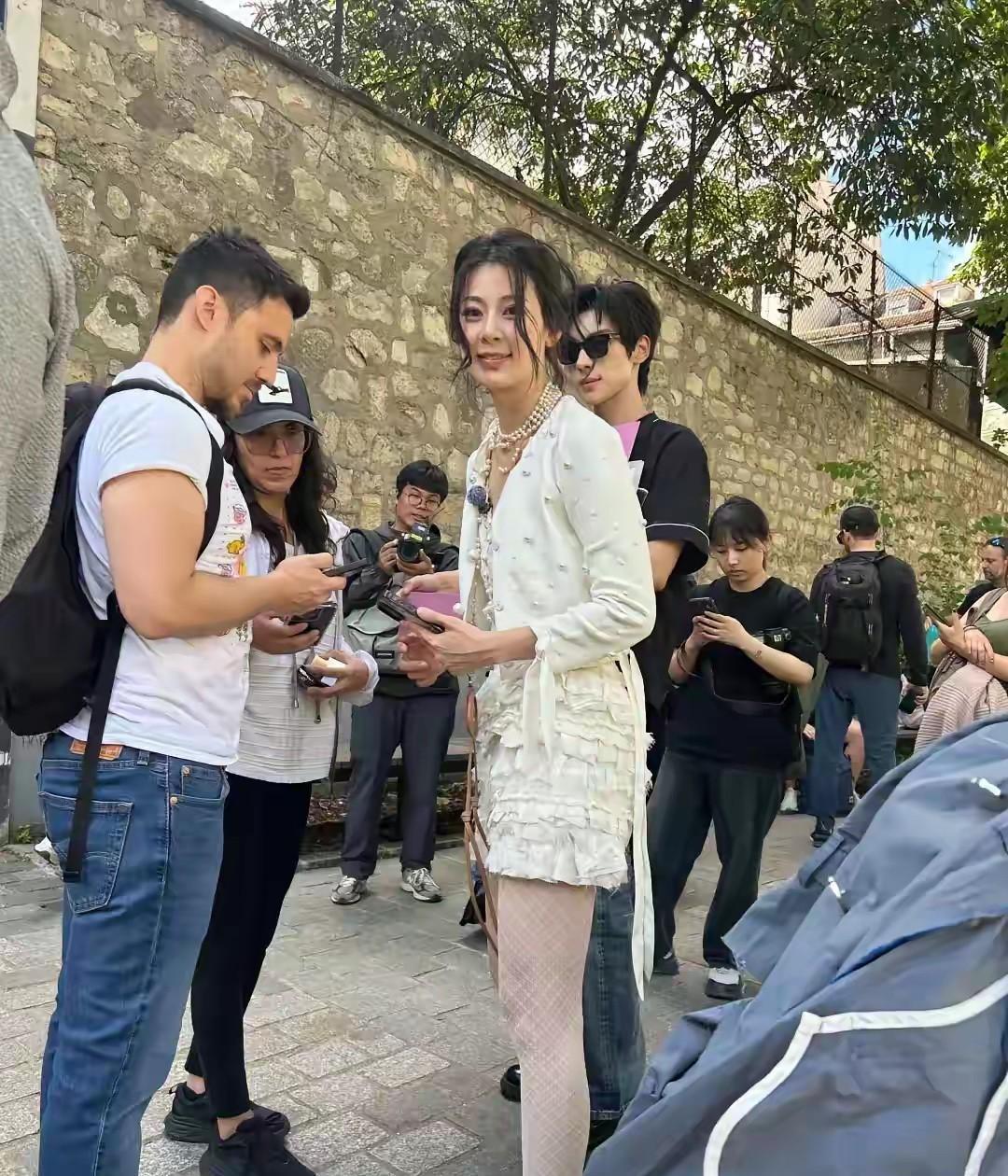 这才是女明星的真实容貌，有点无法直视她了，没有电视上看到的那么漂亮，也就一般般长