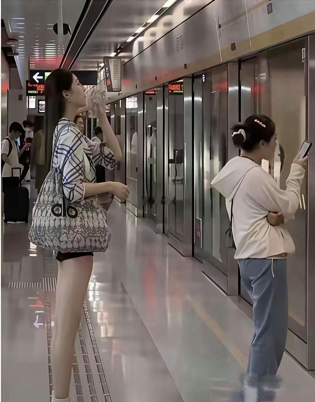 前者养的起，后者养活不起