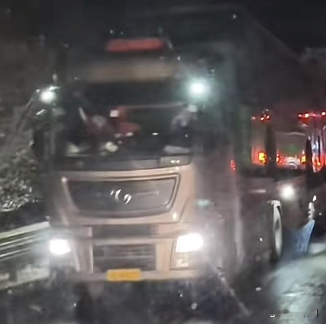 九寨沟堵车至凌晨，本以为是发生了车祸，结果没想到原因那么奇葩，堵车原因是因