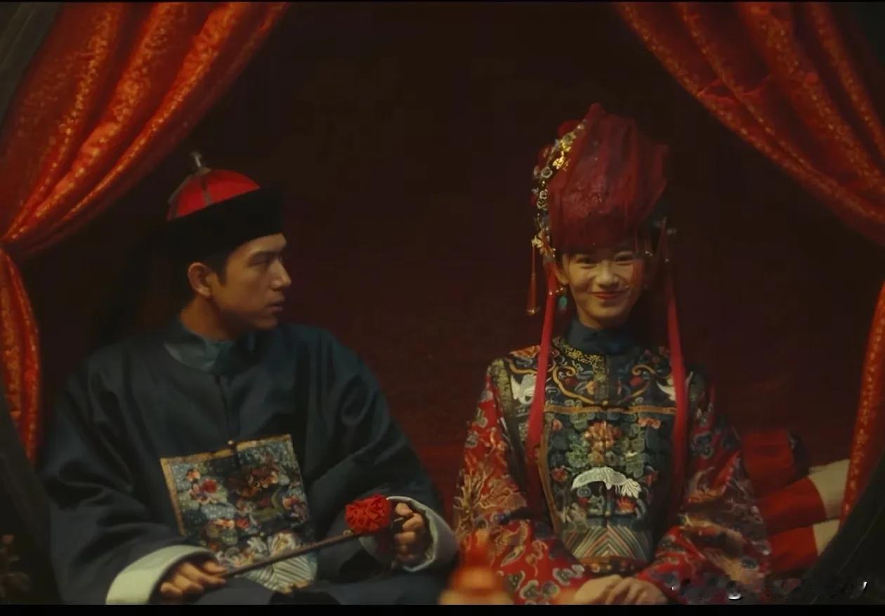 《人生若如初见》梁乡娶朵梅，侧面说明梁乡的思想是挺守旧的，没有“婚姻自由”的概念