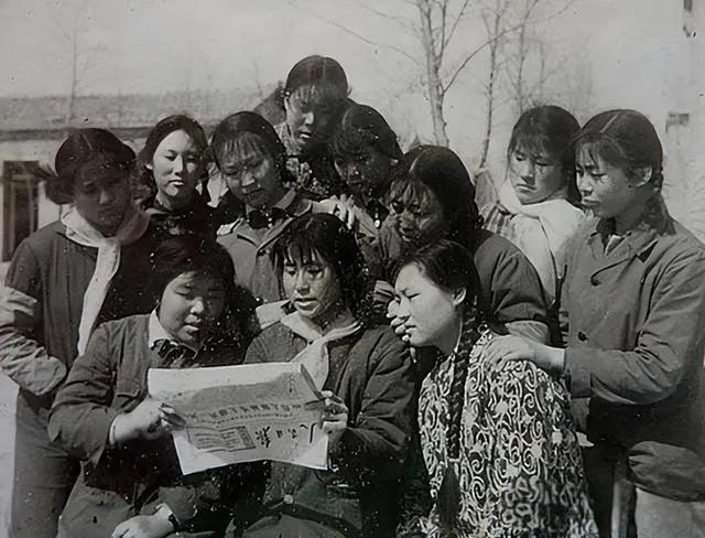 老照片，记录历史瞬间在农村下乡的那几年，没少拍这样的照片。拍一张得摆弄好半天！