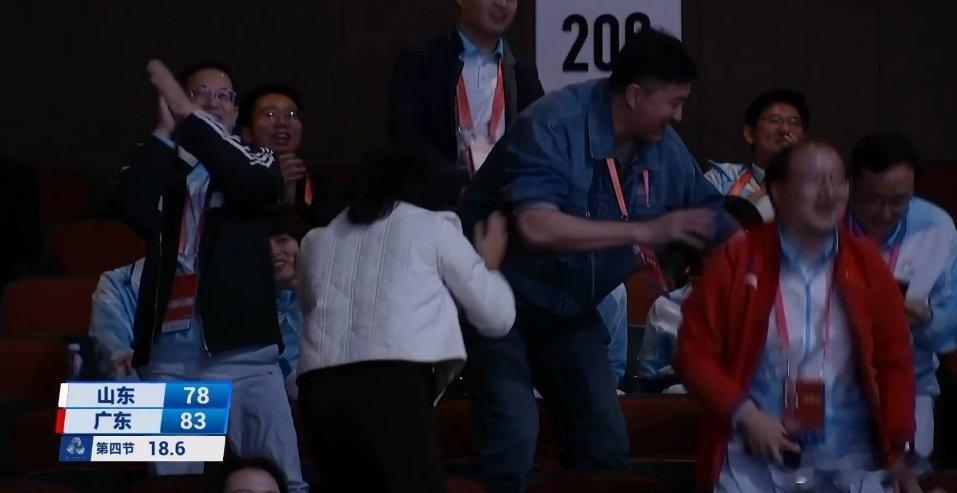 啊哈哈哈哈杜锋指导提前庆祝啦看得过瘾啊，恭喜广东U18男篮击败山东队成功夺冠！