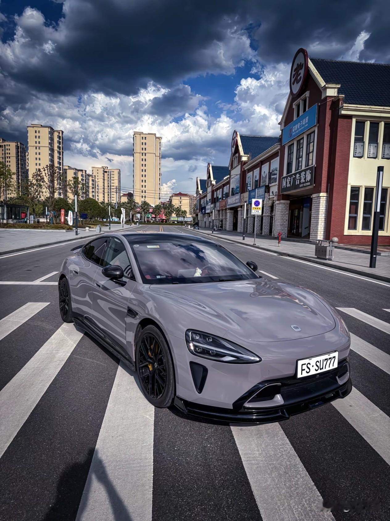 《人民日报》头版为小米背书，其风向意义远超事件本身。这不仅是给小米颁发一张“创新