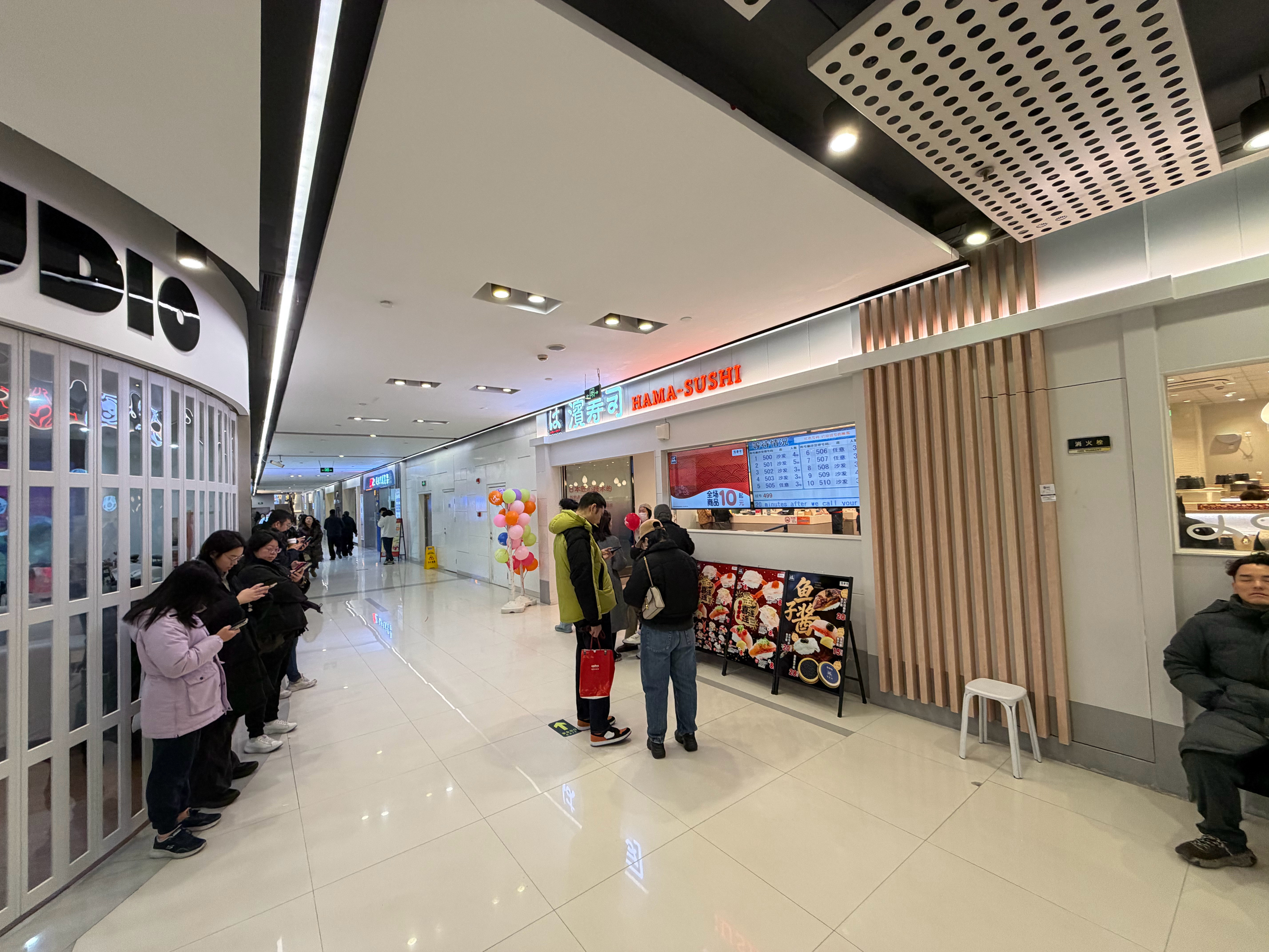 今天吃了一个滨寿司，刚到饭点就要排队了，口味无功无过吧。查了一下原来滨寿司和食其