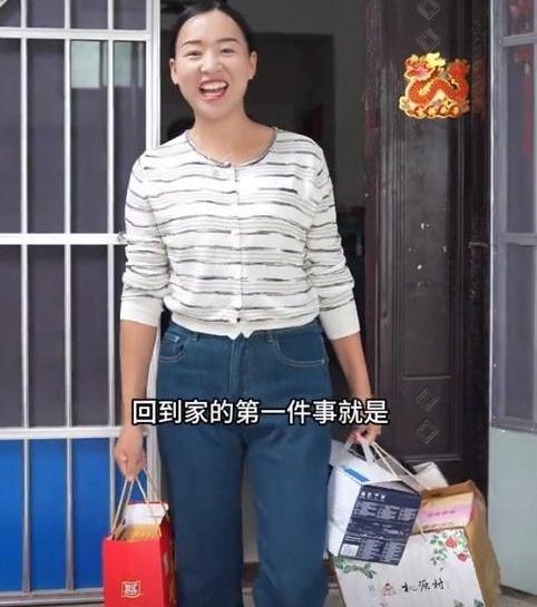 中秋去媳妇娘家串亲戚，门口那盘月饼还没摆稳，我心里先咯噔一下。当年在村里最体面