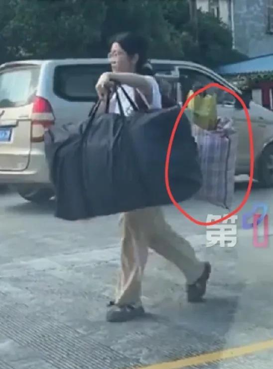 广西桂林这个女孩子，但凡三观有一点不正，都走不出这样坚定的步伐。高考完之后，这