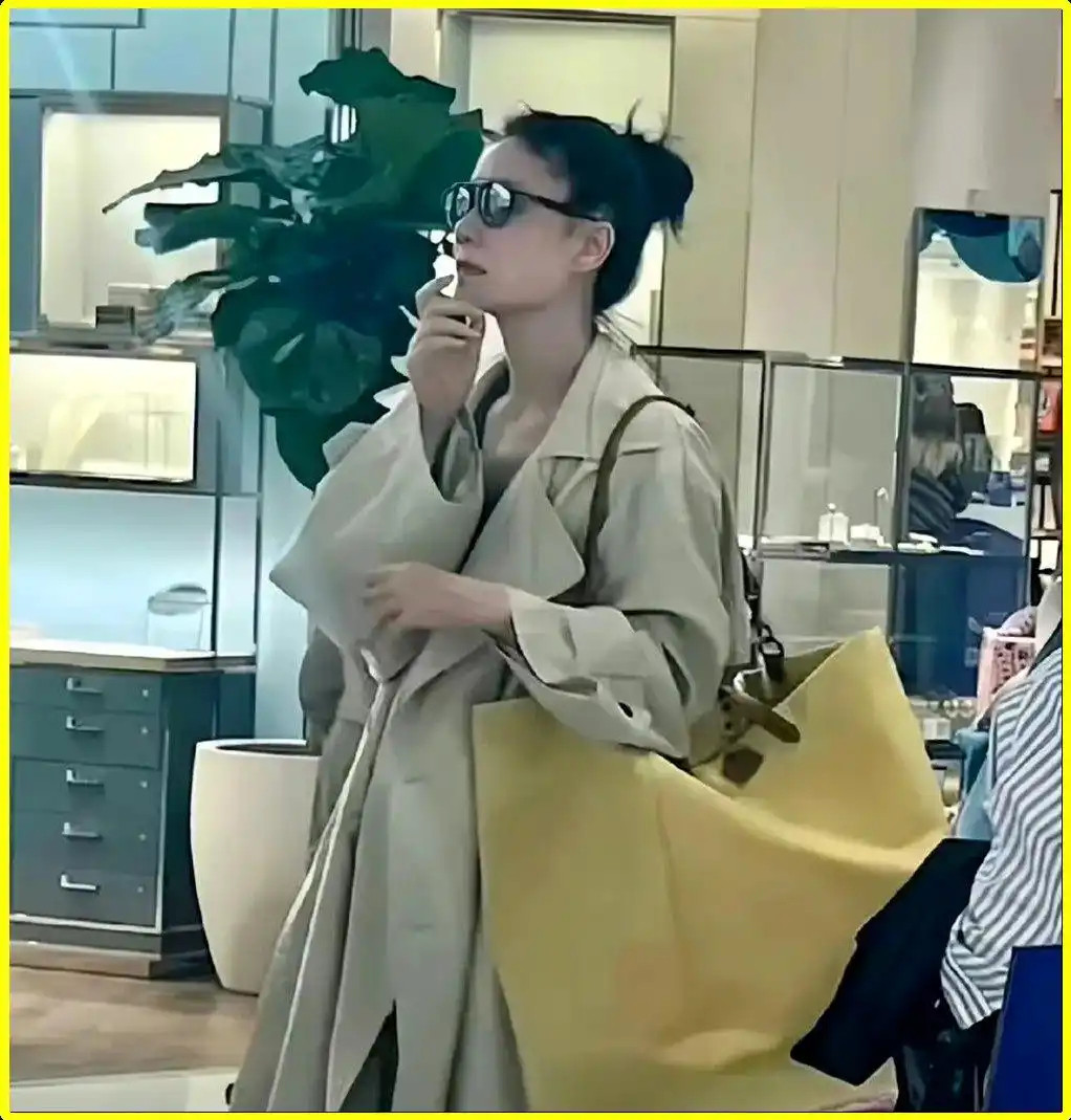 56岁王菲蹲路边吃泡面，风衣配20元收纳袋，网友：这气质太绝了！