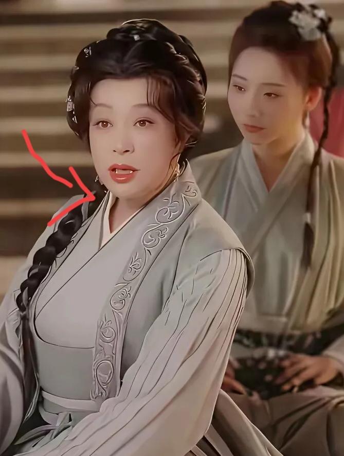 76岁的刘晓庆新剧演18岁少女，评论区观众满屏吐槽违和，更有人质问：内娱难道