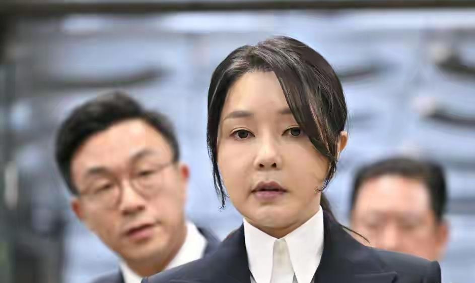 “大难临头各自飞了！”尹锡悦刚拿到一份无罪判决，他老婆金建希却在法庭上哭到崩溃，
