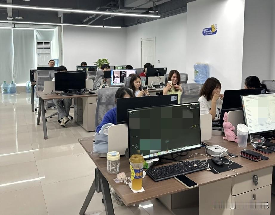 今天谈了42岁的技术老哥，约谈内容是一个月后老哥合同到期，降薪裁员二选一...面