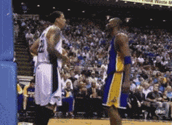 NBA最恐怖的眼神！巴恩斯故意砸脸恐吓，科比一秒没躲！这就是黑曼巴😭多年