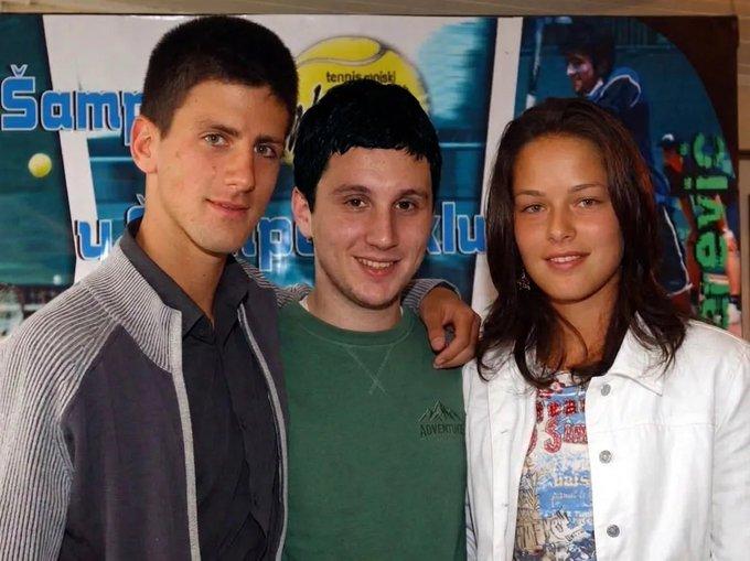 2002年，15岁的诺瓦克和伊万诺维奇在参加学校活动。中间的同学在网上分享了这