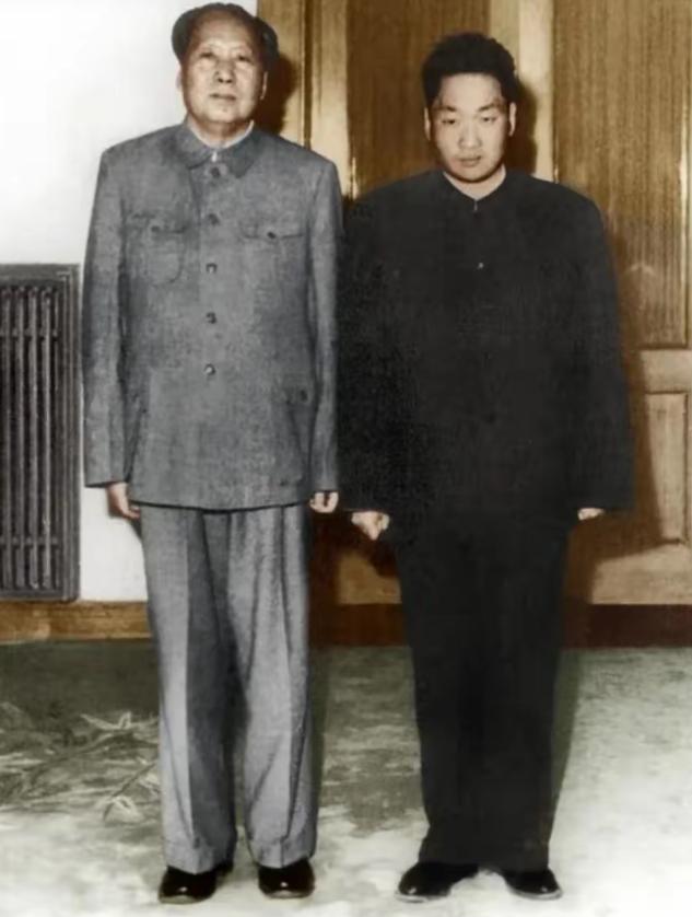 这是1962年毛主席和唯一幸存的儿子毛岸青的合影，毛主席曾对身边的卫士长和秘书谈