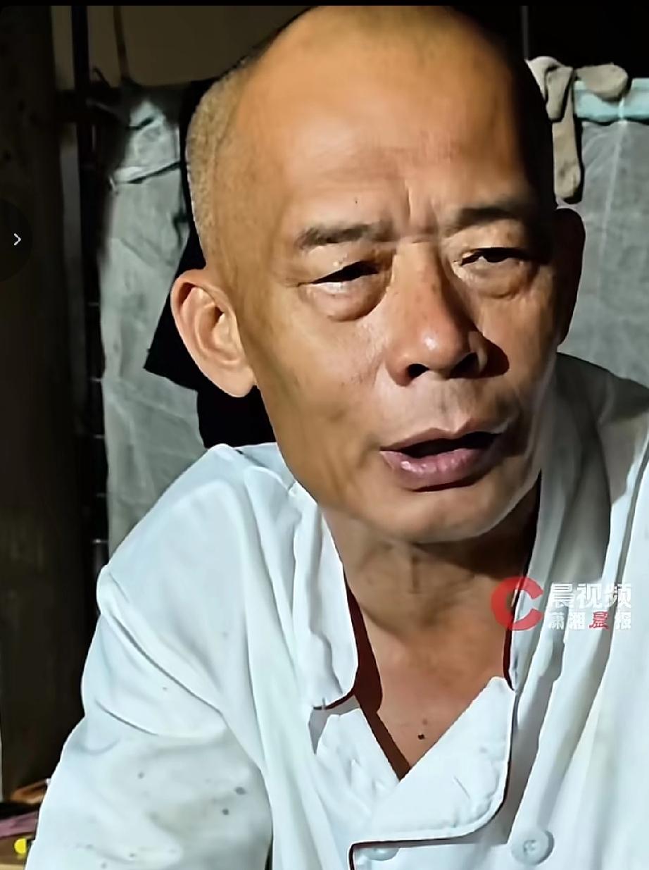 莫氏鸡煲老板一天能挣多少钱呢？店里人挤人的样子，网友猜测一天三五万不成问题。